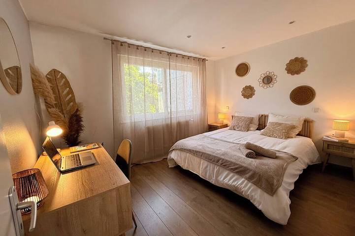 Ganze Wohnung, L'Aparté - 2 Schlafzimmer, Terrasse, Parkplatz, nahe Innenstadt—perfekt für Familie oder Freunde in Vesoul, Haute-Saône