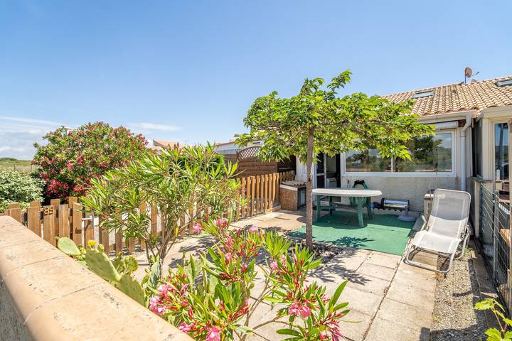 Maison de vacances 'Les Eaux Vives 1' avec vue sur la mer, piscine partagée et terrasse privée in Saint Pierre la Mer, Fleury