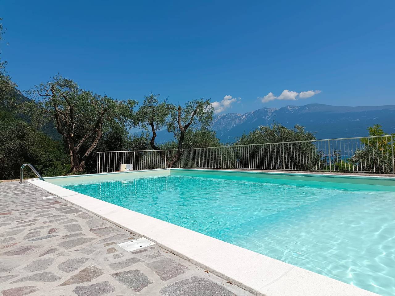 Entire apartment, Apartment 'La Casa Di Edo E Uccia' with Lake View, Wi-Fi and Air Conditioning in Gargnano, Garda Mountains