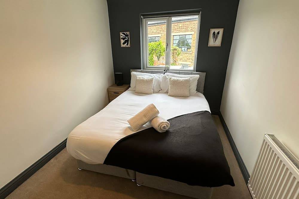 Hosta & Hosta A - Cotswold's 9 Bedroom Cosy Home with Pool Table and Canal Walks in Stroud, Gloucestershire