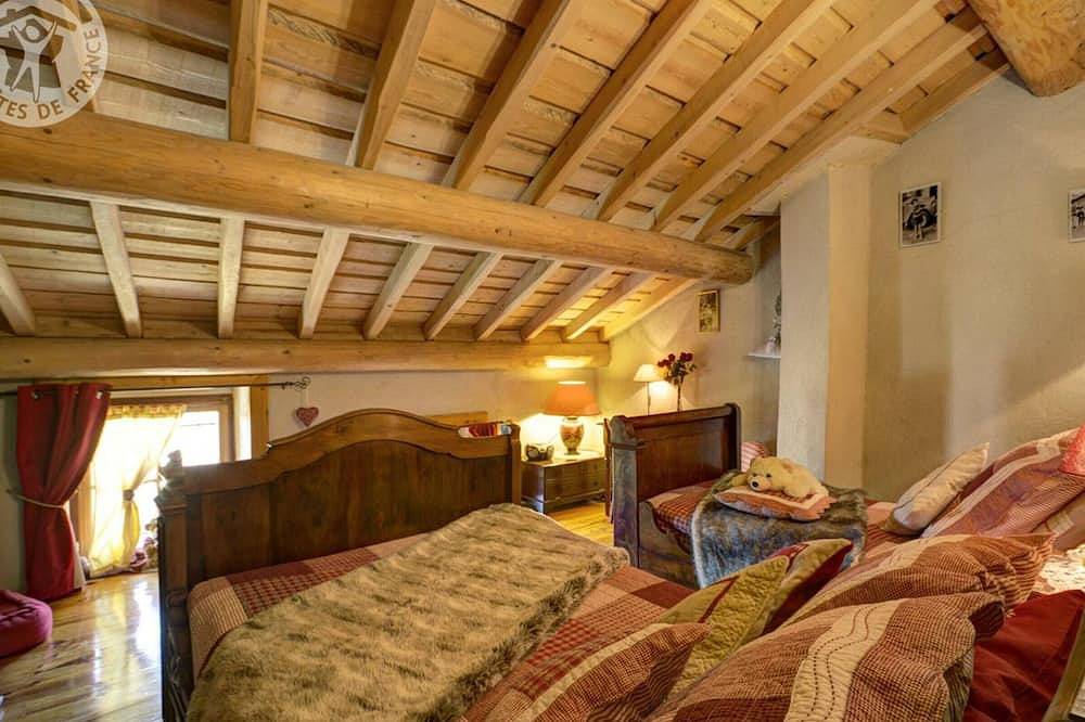 Gîte de Caractère 3 Épis avec Jardin à Estivareilles in Estivareilles, Montbrison