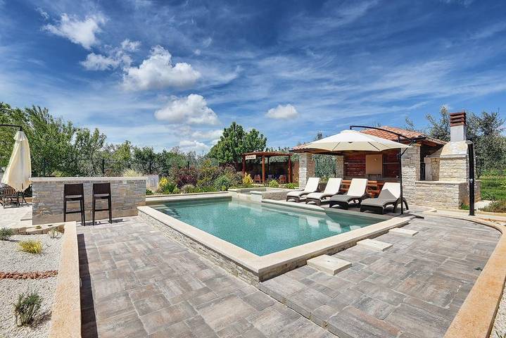 Ferienhaus für 9 Personen, mit Terrasse und Whirlpool in Medulin