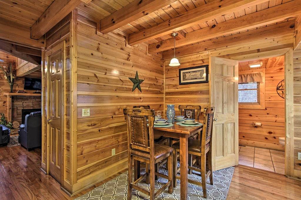 Log Cabin for 4 Guests in Pigeon Forge, Sevier County
