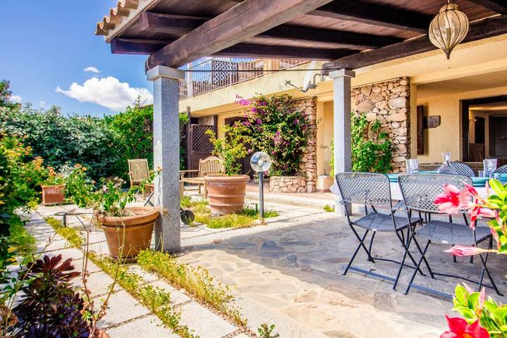 Appartamento intero, Guesthost - Sea View Apartment with Veranda! in Spiaggia di Baia Caddinas, Golfo Aranci