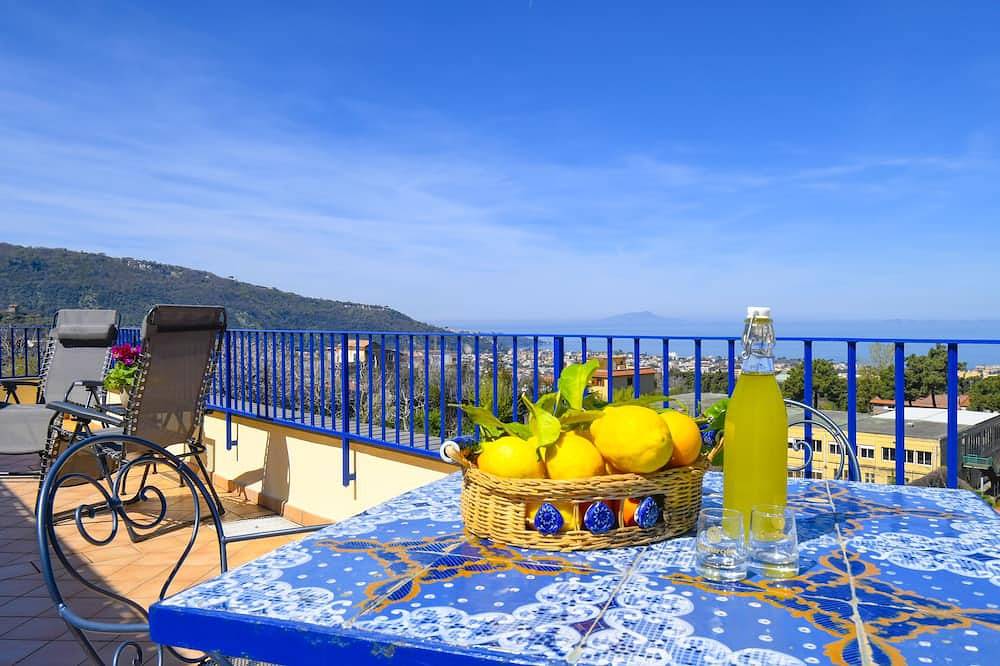 Entire apartment, Elena apartment with panoramic views of the Gulf of Naples. Ac and parking inc. in Piano di Sorrento, Sorrentine Peninsula
