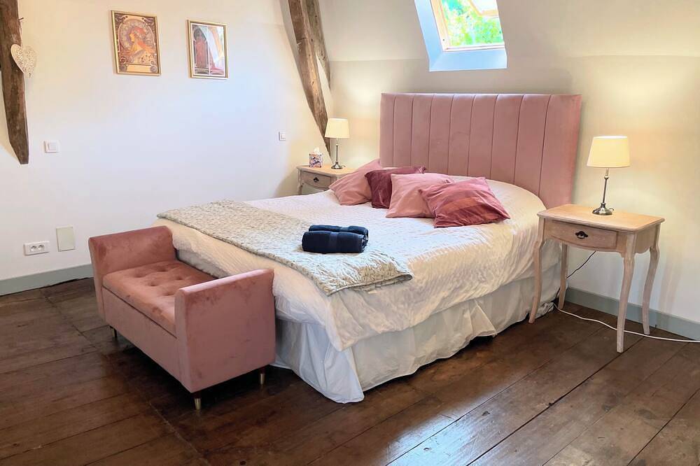 Beautiful 6 bedroom villa with private pool, parking and large garden in Le Pêchereau, Región de Châteauroux