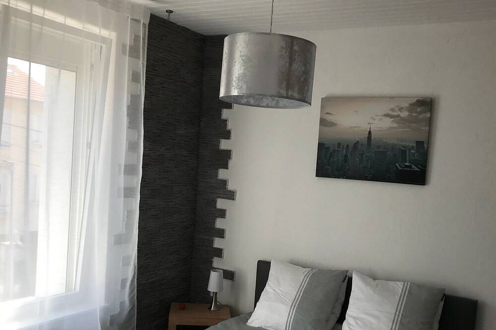 Chambre privée dans une maison d’hôtes côté rue in Nancy, Région de Nancy