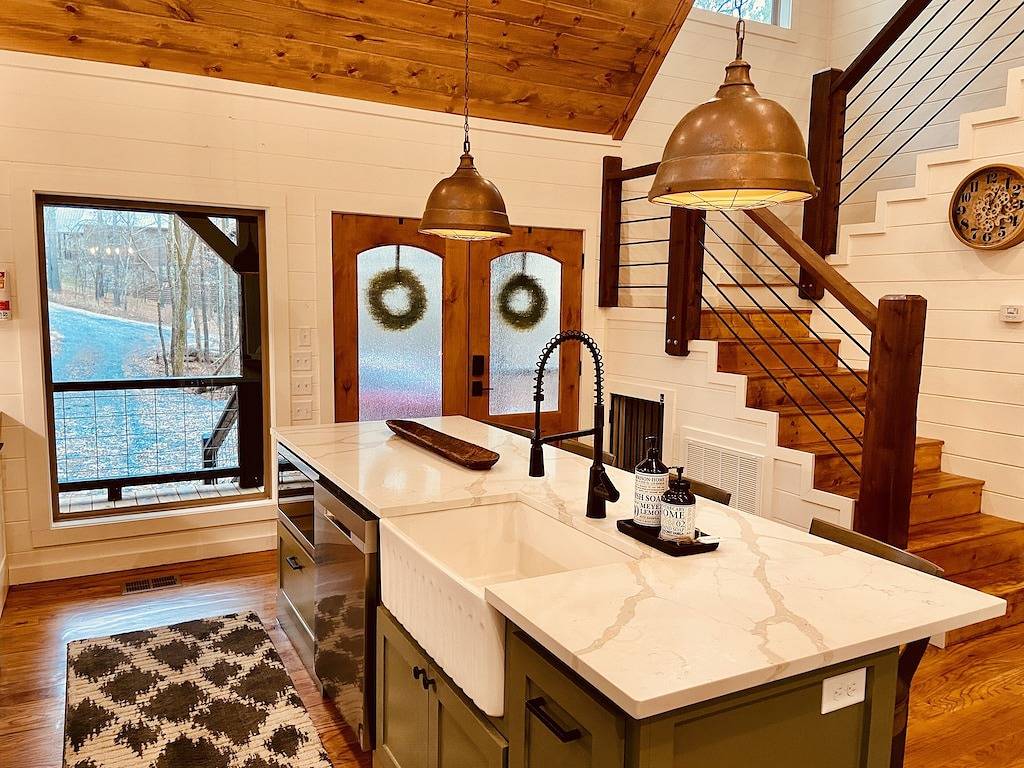Mystic Pines: Private Setting, Well-appointed, Thoughtful Design, Luxurious Linens, Cozy Porch in Broken Bow, Broken Bow Lake