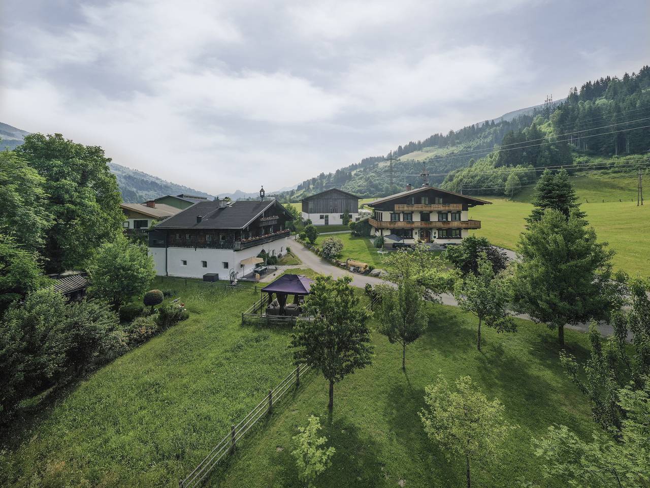 Ferienhaus Wolfbachgut mit Bergblick, Balkonen und Wlan in Taxenbach, Ski Amadé