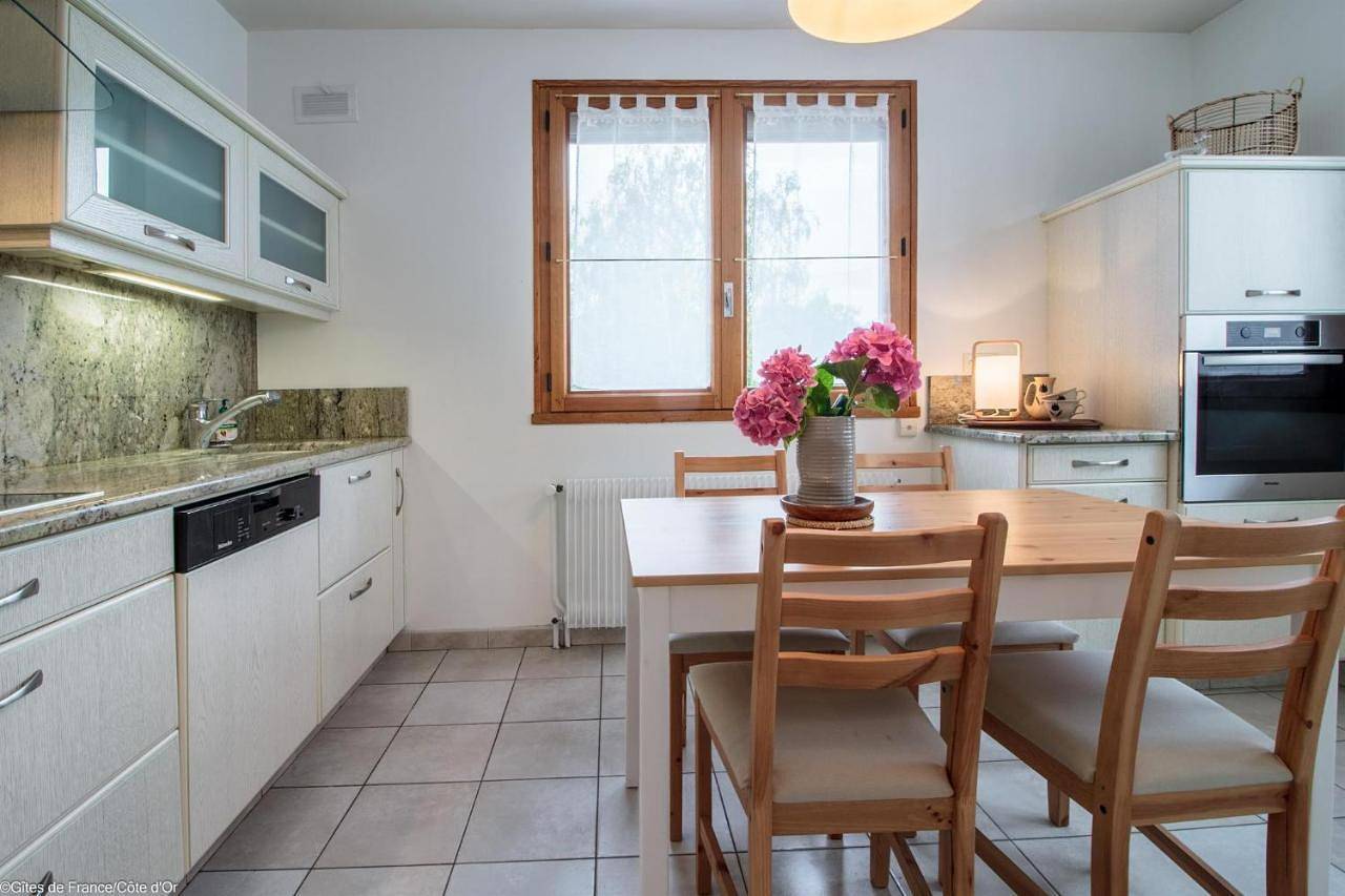 Holiday Home with Shower in Genay, Région de Montbard