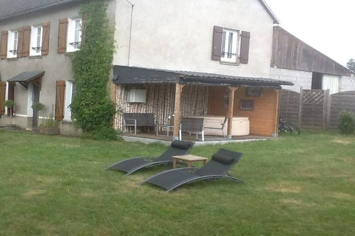 Location de vacances pour 8 personnes, avec Jacuzzi ainsi que Terrasse et Jardin à Singles (Puy-de-Dôme)