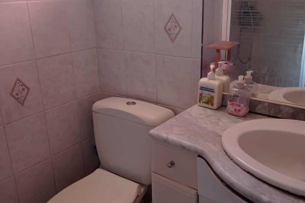 Entire apartment, Between hill and sea - swimming pool, nature and warm welcome in La Farlède, Toulon region