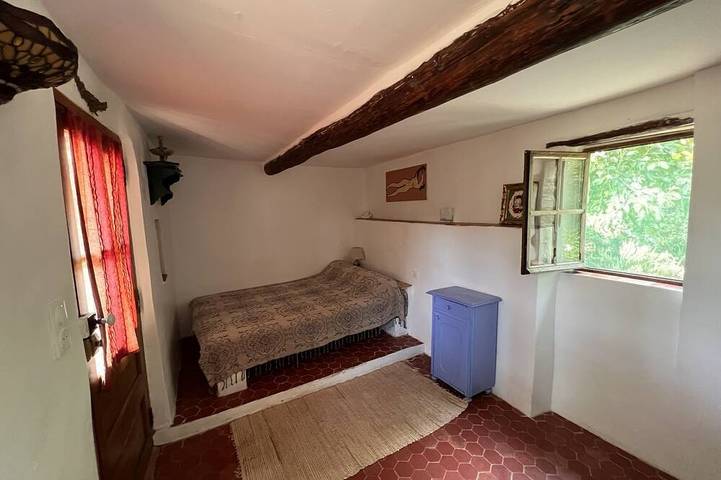 Zwei kleine Romantikhäuschen in der Mitte der Natur in Les Mayons, Mittelmeerküste (Frankreich)