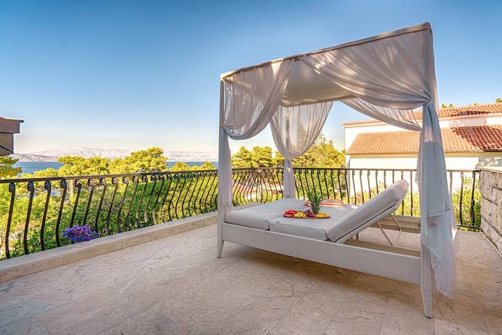 Feriehus for 8 personer, med balkong / terrasse og badebasseng i Jelsa