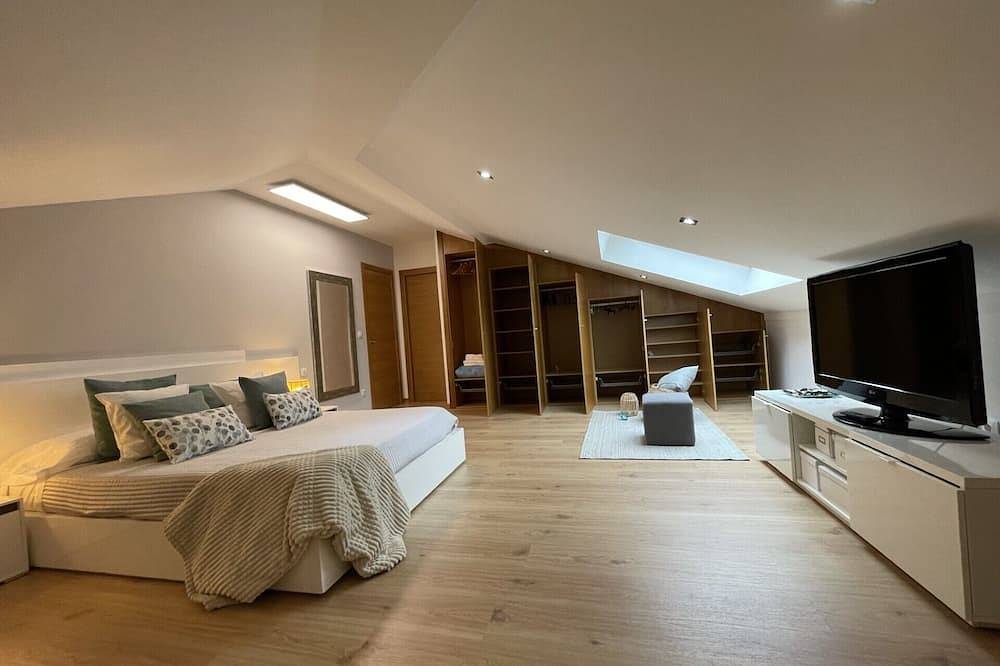 Entire apartment, Deluxe Penthouse very close to the beach, Free Parking in Moaña, Rías Baixas