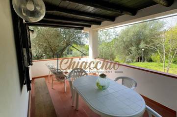 Gîte pour 8 personnes, avec vue ainsi que jardin et terrasse, animaux acceptés à Policastro Bussentino