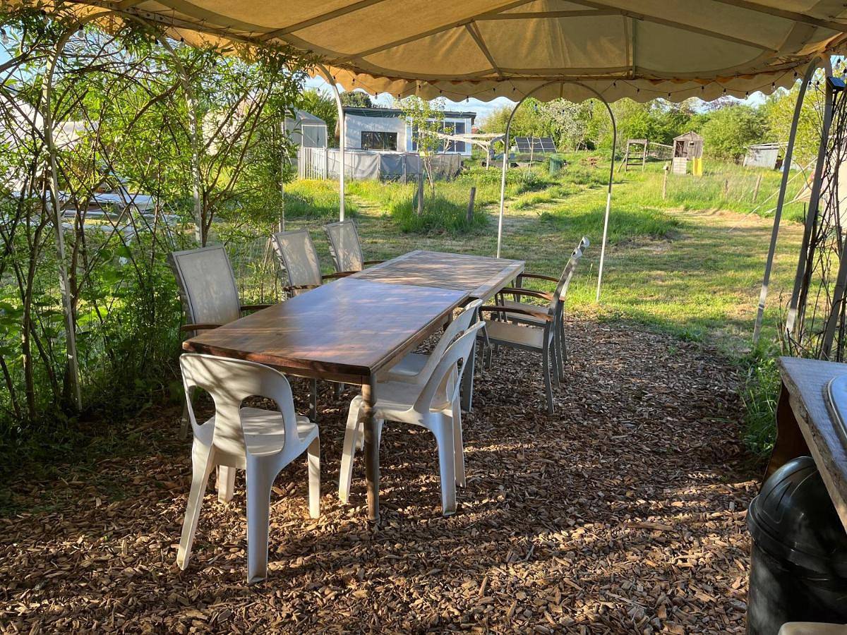 Tentes Bohèmes dans un écolieu avec piscine hors-sol in Péault, Région de La Roche-sur-Yon