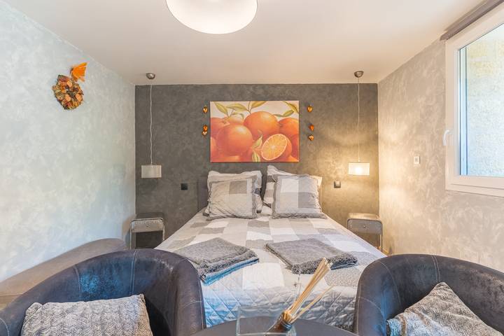 Bed and Breakfast 'Acidulée' with Shared Pool, Wi-Fi and Air Conditioning in Puget, Regional Naturpark i Luberon