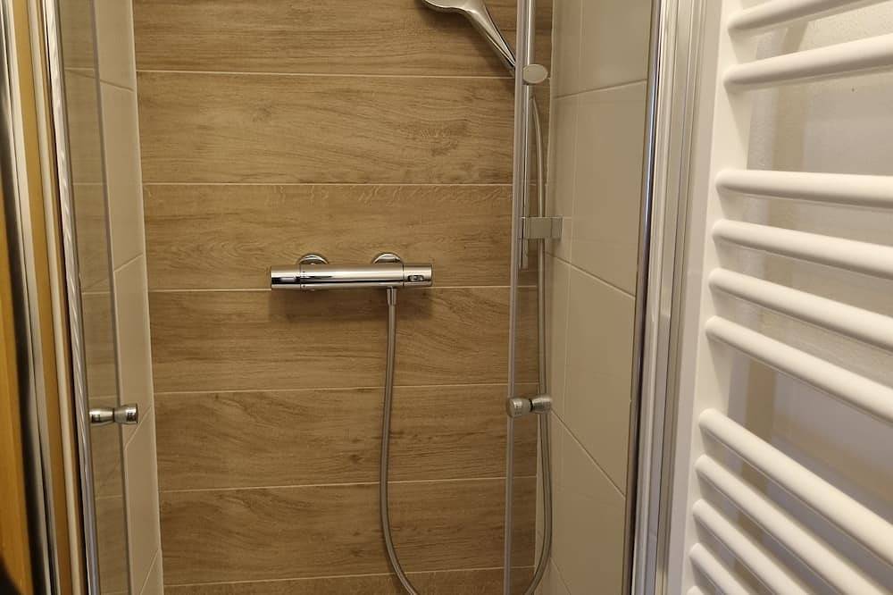 Ganze Wohnung, Fewo Bachblick1 - Ferienhof mit großem Freigelände, Badeweiher, Spielhalle uvm. in Arnbruck, Ostbayern