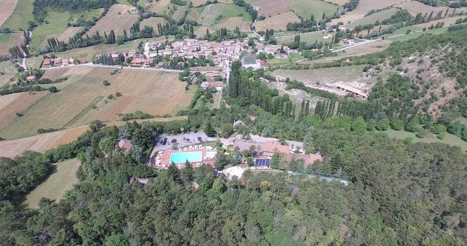 Appartamento per 2 persone, con Idromassaggio e Terrazza nonché Giardino e Piscina per bambini a Fabriano