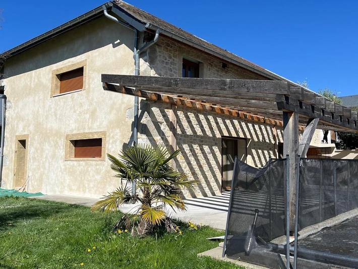 Gîte pour 8 personnes, avec vue ainsi que piscine et jardin, adapté aux familles à Saint-Germain-la-Chambotte