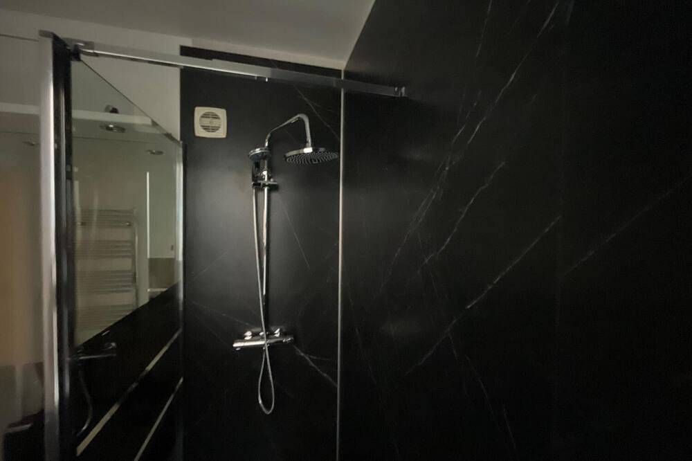 Entire apartment, Apartment \"Au Quai 1921\" with Wi-Fi and Air Conditioning in Besançon, Doubs