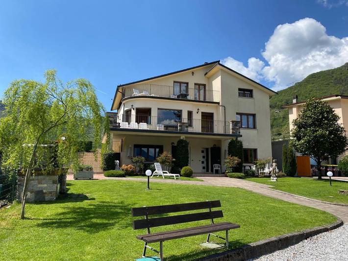 Ferienwohnung für 7 Personen, mit Pool und Garten sowie Seeblick und Ausblick