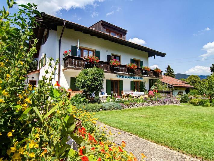 Ferienwohnung für 2 Personen, mit Balkon und Garten, kinderfreundlich in Bad Wiessee