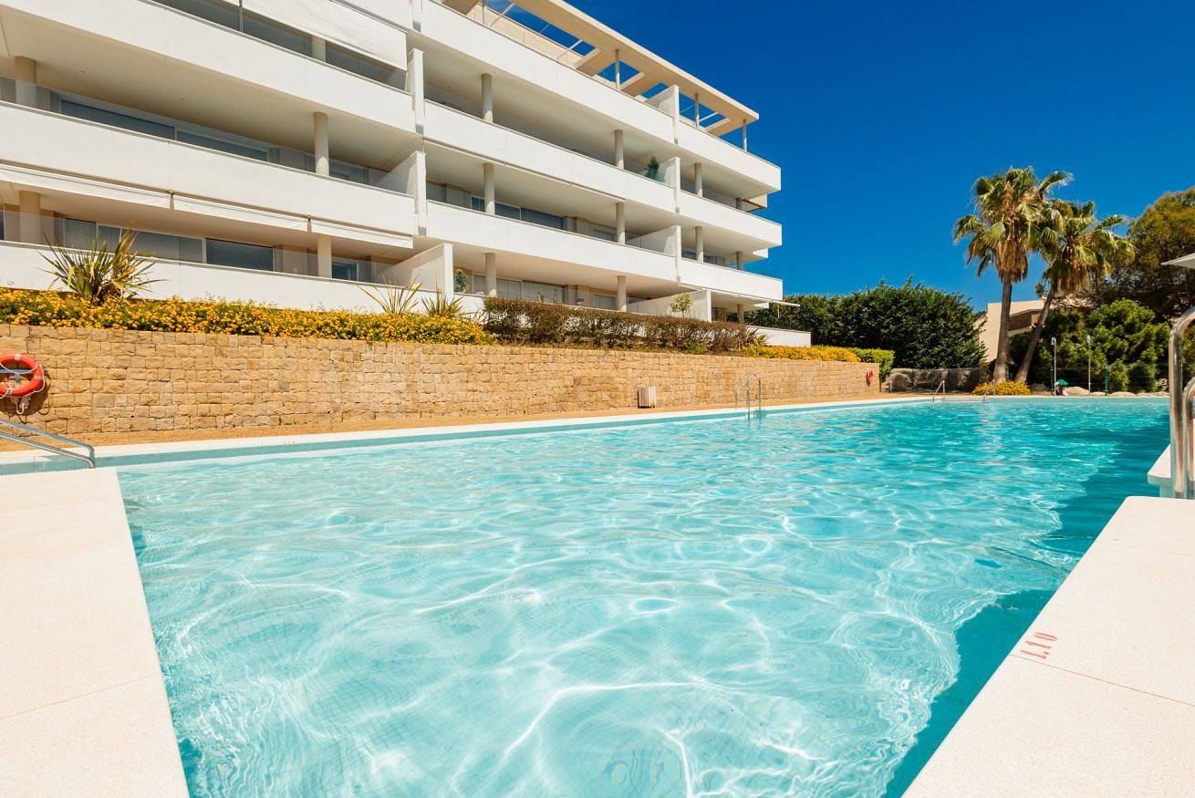 Entire apartment, Modern apartment, with large private terrace and panoramic sea views, in Benahavis in Los Arqueros, Benahavís