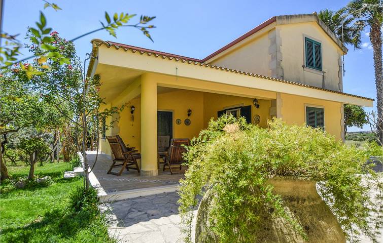 Agriturismo per 11 persone, con giardino e piscina in Val di Noto