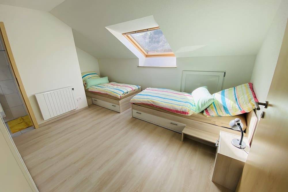 Ganze Wohnung, Neu! Ferienwohnung \"Schwarzwaldblick 1\" 100qm mit Balkon  2-6Pers.+Babybett in Untermünstertal, Münstertal