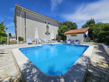 Ferienwohnung für 4 Personen, mit Pool und Balkon in Malinska