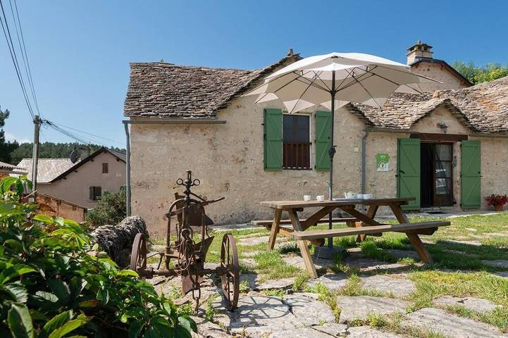 Location de vacances pour 5 personnes, avec jardin à Saint-Georges-de-Lévéjac