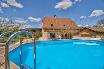 Gîte pour 8 personnes, avec terrasse ainsi que piscine et jardin à Salvagnac-Cajarc