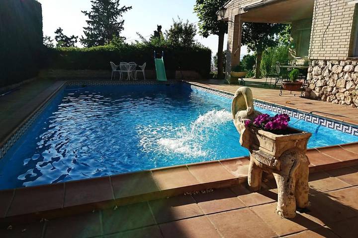 Casa rural para 8 personas, con piscina y jardín además de terraza y vistas, Se admiten mascotas en Monachil