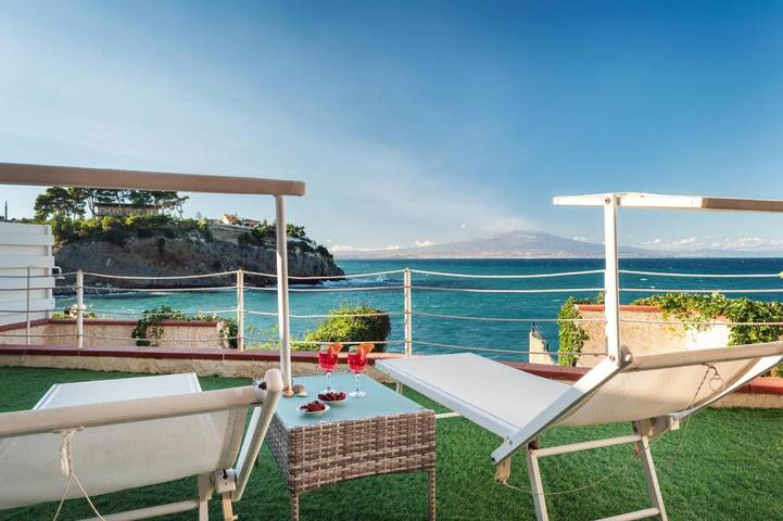 Villa per 6 persone, con Balcone e Terrazza nonché Giardino e Panorama a Costa Saracena