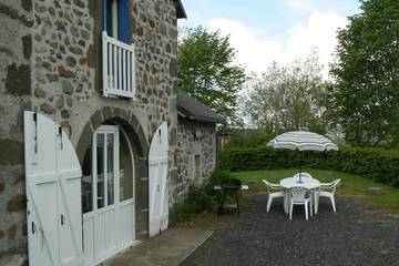 Gîte pour 6 personnes, avec terrasse et jardin, animaux acceptés à Cheylade