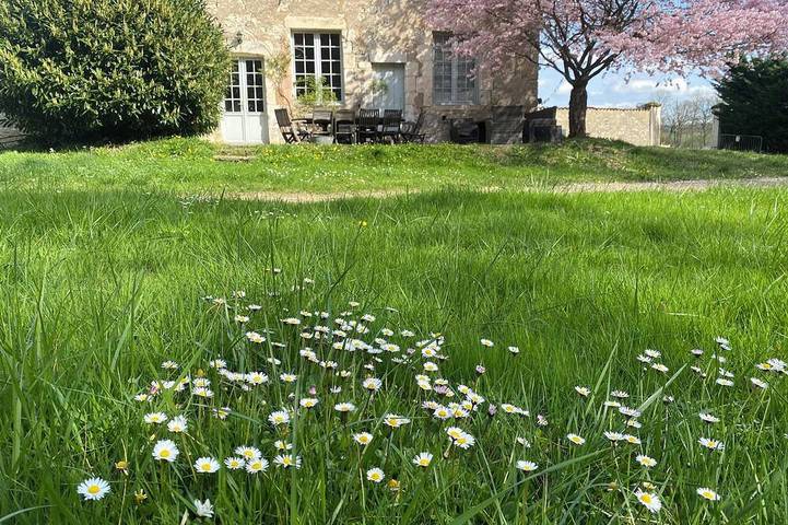 Gîte pour 13 personnes, avec Terrasse et Jardin ainsi que Piscine et Sauna à Vermenton