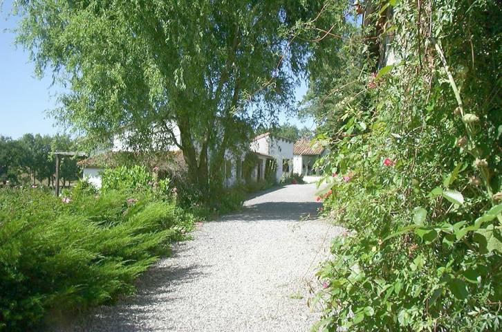 Gîte pour 4 personnes, avec jardin et vue, animaux acceptés à Lessac