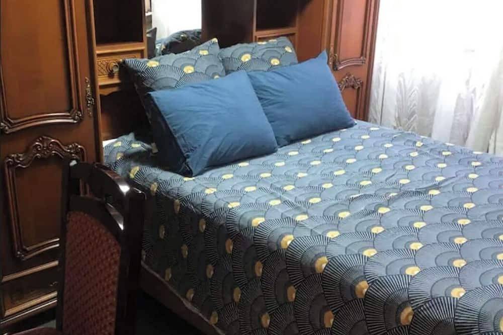 Entire apartment, Private Cozy Room with Queen Bed near Centre of Paris in Bobigny, Seine-Saint-Denis