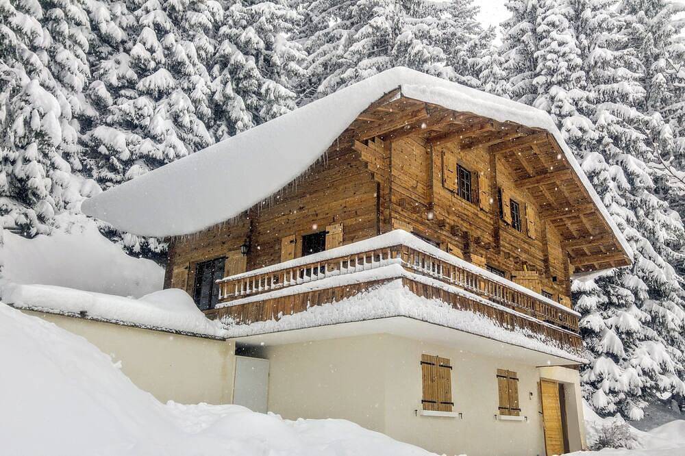 Chalet 3 * Renovated With Spa Beautiful View Mountains 10 Mn At Foot Of The Tracks in Manigod, Annecy region