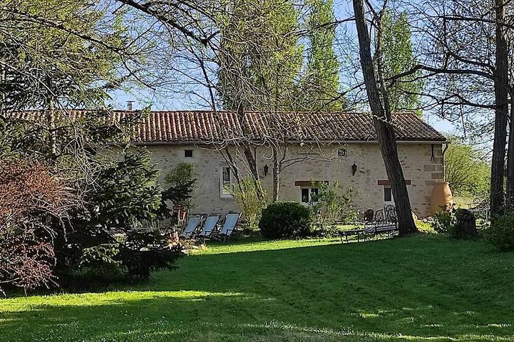 Location de vacances pour 7 personnes, avec jardin et terrasse à Cubnezais