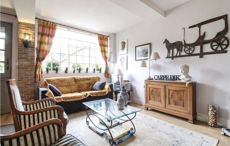 Cozy 2.5km Beach Apt w/ Parking & Internet in Les Damps, Les Andelys region