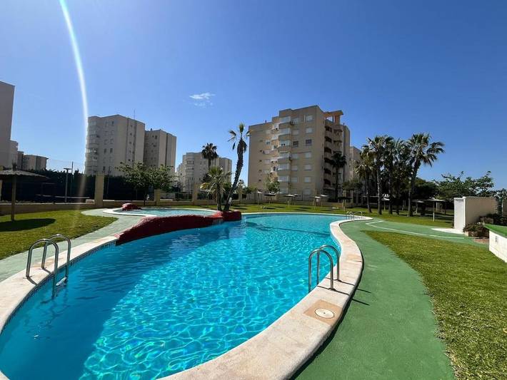 Apartamento para 4 personas, con Terraza y Jardín además de Piscina y Vistas en Urbanova