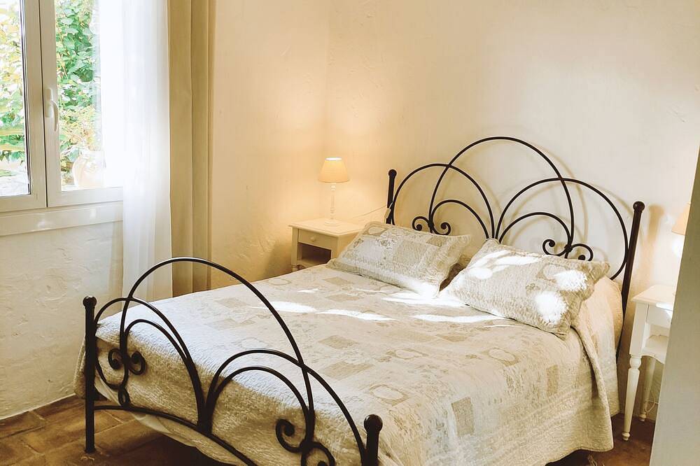 Entire apartment, Saint Paul de Vence quiet apartment in provencal villa with pool for 6perso in Saint-Paul-de-Vence, Cannes region