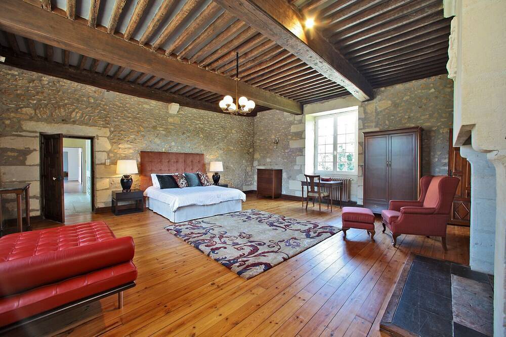 Stunning chateau, built in 1611, beautifully renovated, furnished and equipped. in La Douze, Périgord Blanc