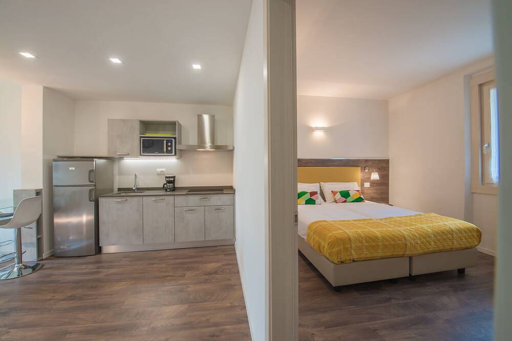 Ganze Wohnung, Deluxe Wohnung Mit Kamin Und Zwei Schlafzimmern Balkon Und Seeblick in Mezzolago, Ledro