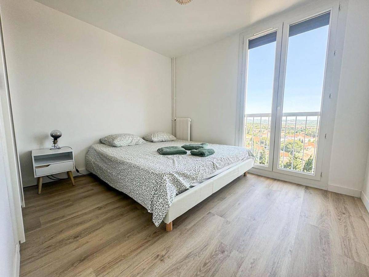 Appartement entier, Two-Bedroom Apartment in Port-de-Bouc, Côte méditerranéenne (France)