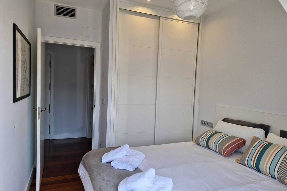 Entire apartment, Bright Apartment 2 Minutes Away From The Beach With Balconies And Wifi in Playa de la Concha, San Sebastian