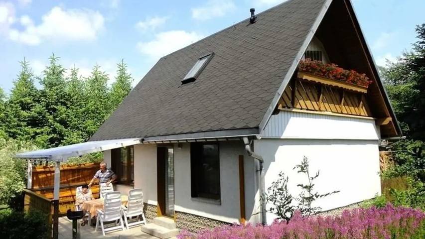 Ferienhaus für 5 Personen, mit Terrasse und Garten sowie Pool in Sehmatal